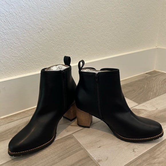 Avenue Mila Ankle Boot - Picture 4 of 9